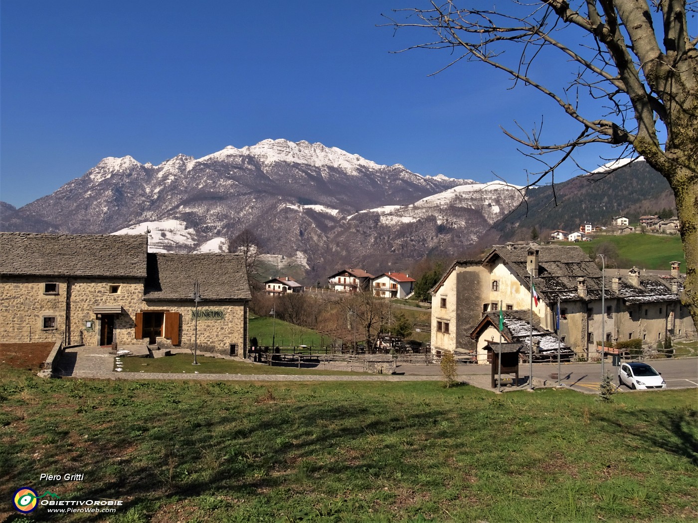 08 Sciolta le neve sui tetti a piode del borgo di Arnosto, ancora imbiancato il Resegone.JPG